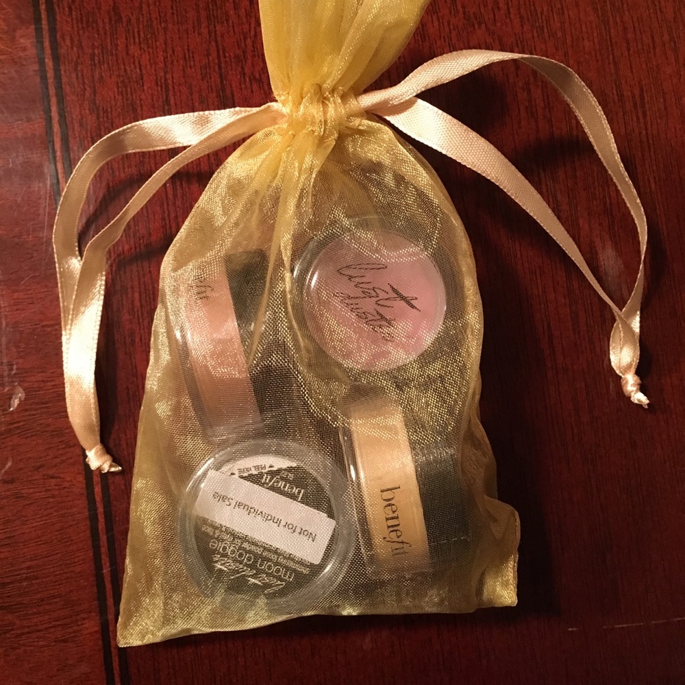 NEW Benefit “luster duster” eye shadow gift set